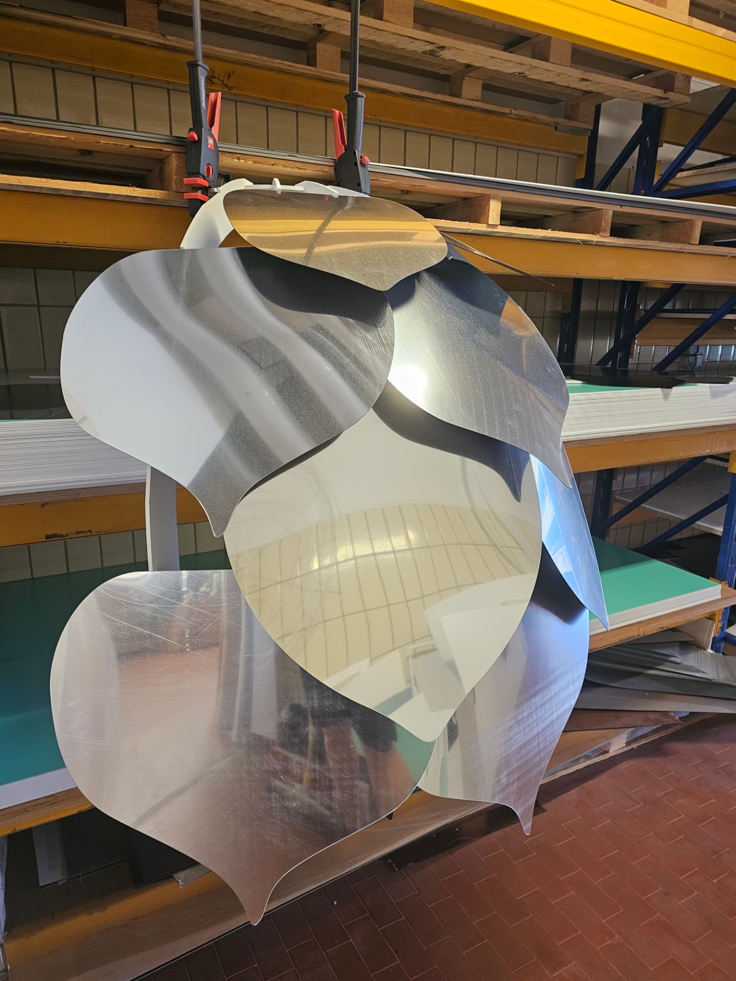 Silberne Musterschuppen aus Reststücken im Prototyping